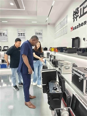 A Benin -ügyfelek meglátogatják a Huazheng Electric központját ellenőrzésre é...